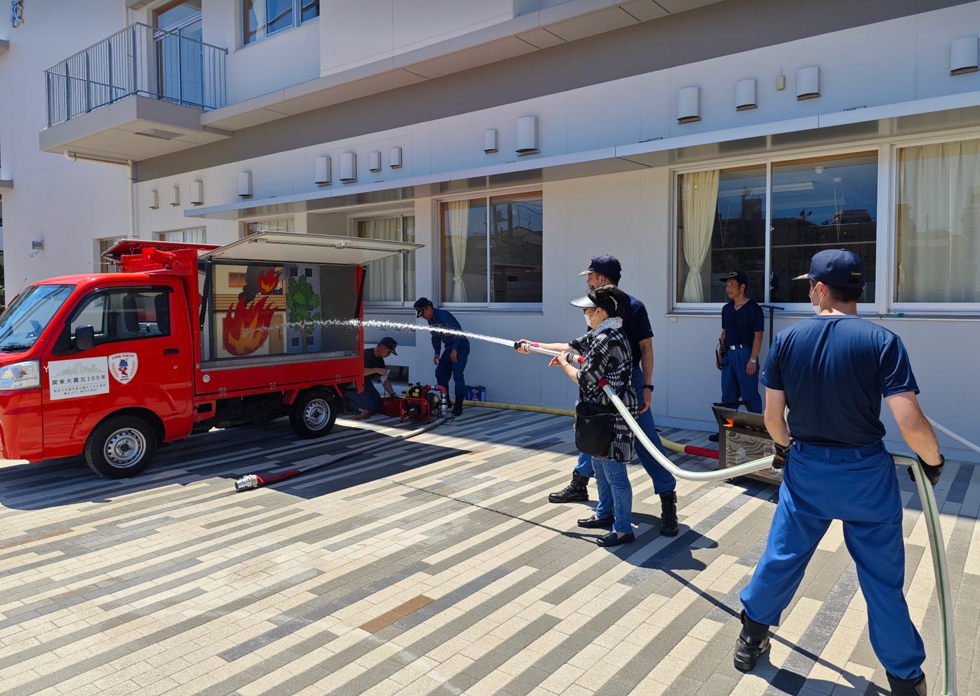 初期消火訓練(まちかど防災訓練車) 初期消火訓練(まちかど防災訓練車)